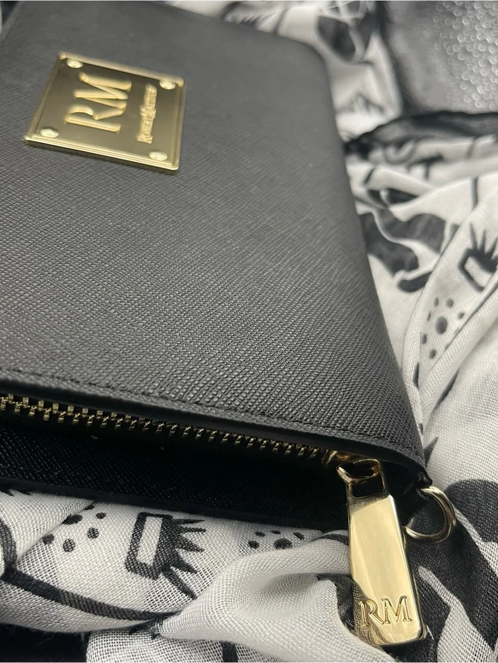 NWT Robert Matthew Aria Saffiano Leather Wristlet Black Wallet 7”L x4”W 24K GP
